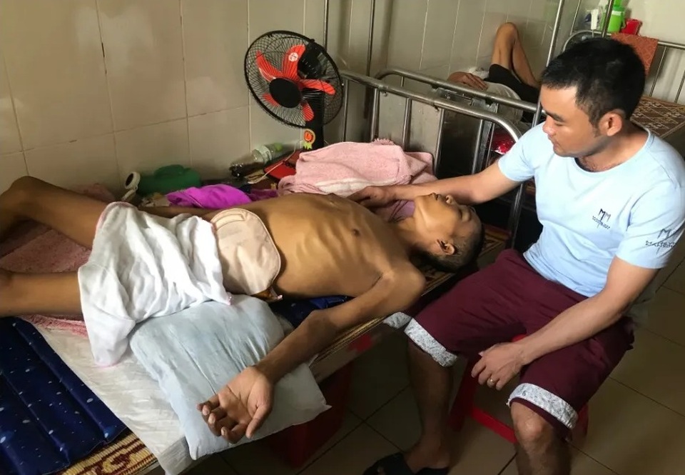 Cụ bà gần đất xa trời cơ cực đút cho cháu trai trọng bệnh từng thìa cháo! - 1 Cụ bà gần đất xa trời cơ cực đút cho cháu trai trọng bệnh từng thìa cháo! - 1