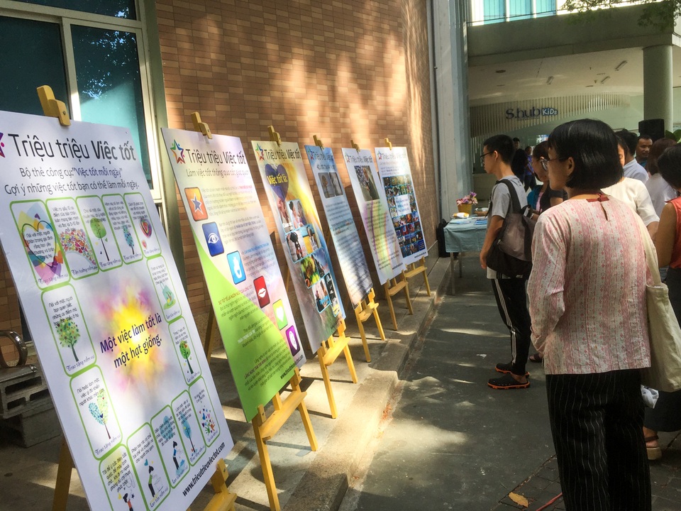 Hàng chục bạn nhỏ hào hứng trong ngày hội “Sắc màu hạnh phúc” - 7 Hàng chục bạn nhỏ hào hứng trong ngày hội “Sắc màu hạnh phúc” - 7