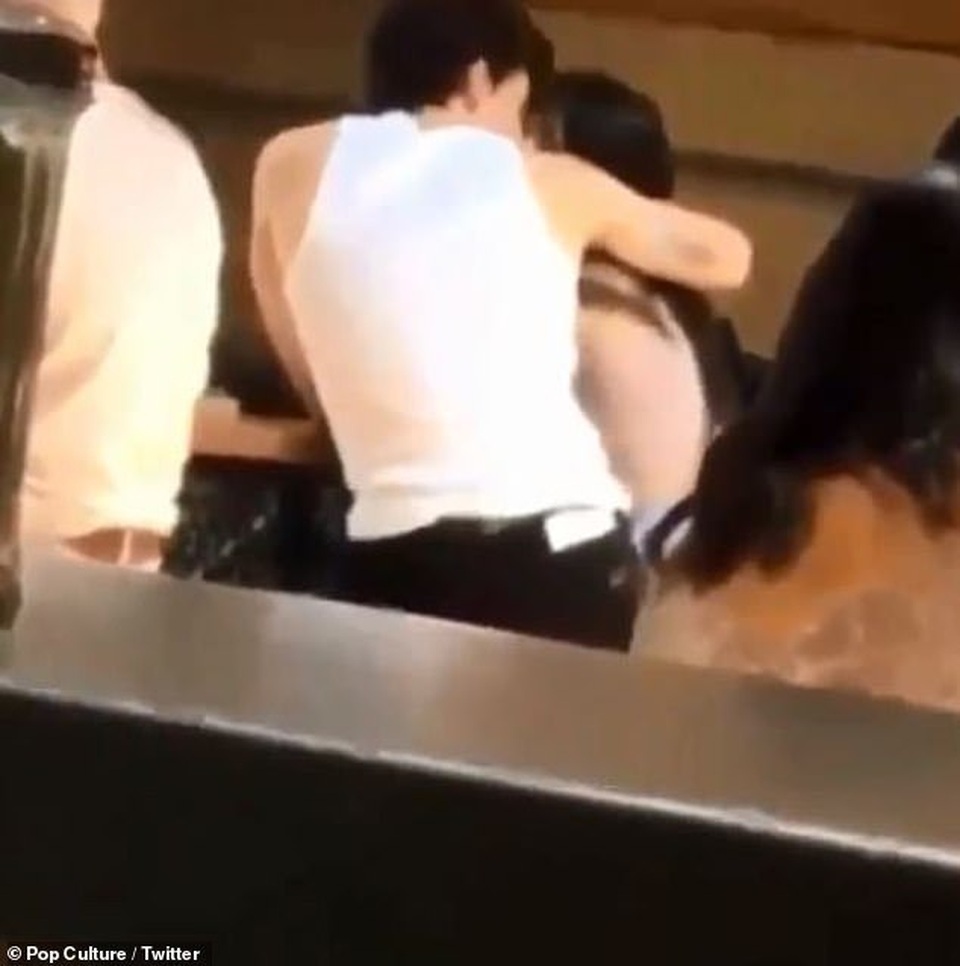 Camila Cabello công khai hò hẹn với Shawn Mendes - 1 Camila Cabello công khai hò hẹn với Shawn Mendes - 1