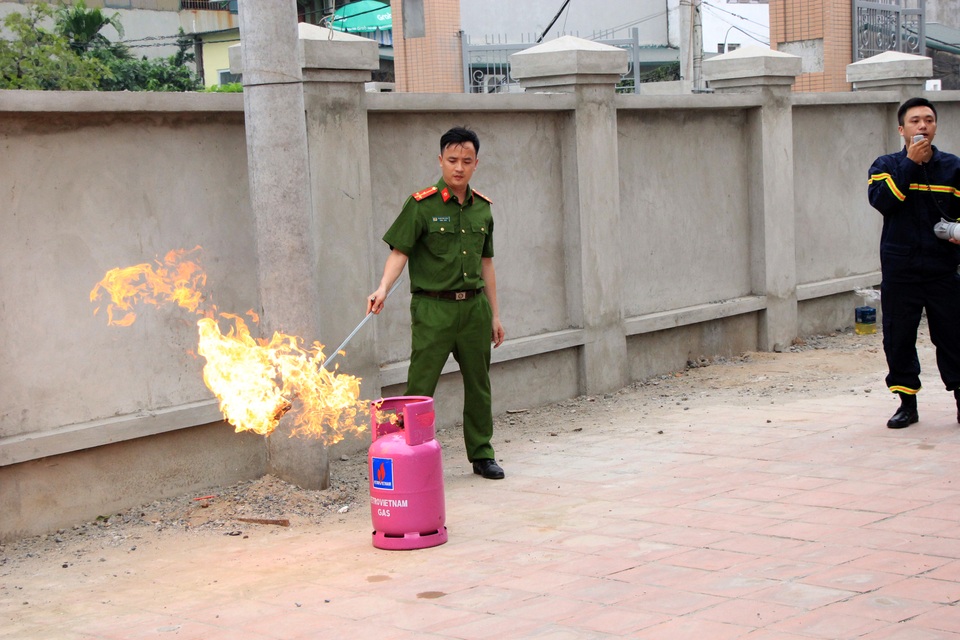 Hà Nội: Hơn 100 em nhỏ được tập huấn kỹ năng phòng cháy chữa cháy - 7 Hà Nội: Hơn 100 em nhỏ được tập huấn kỹ năng phòng cháy chữa cháy - 7