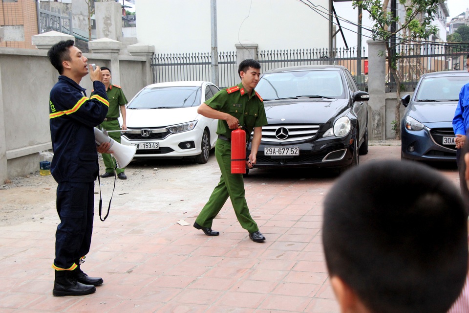 Hà Nội: Hơn 100 em nhỏ được tập huấn kỹ năng phòng cháy chữa cháy - 6 Hà Nội: Hơn 100 em nhỏ được tập huấn kỹ năng phòng cháy chữa cháy - 6