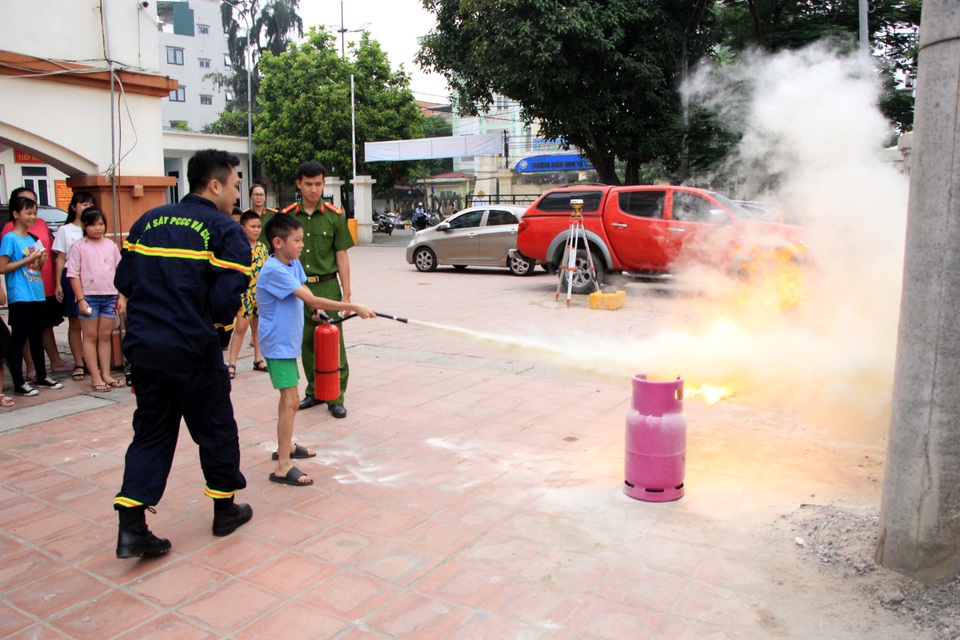 Hà Nội: Hơn 100 em nhỏ được tập huấn kỹ năng phòng cháy chữa cháy - 1 Hà Nội: Hơn 100 em nhỏ được tập huấn kỹ năng phòng cháy chữa cháy - 1