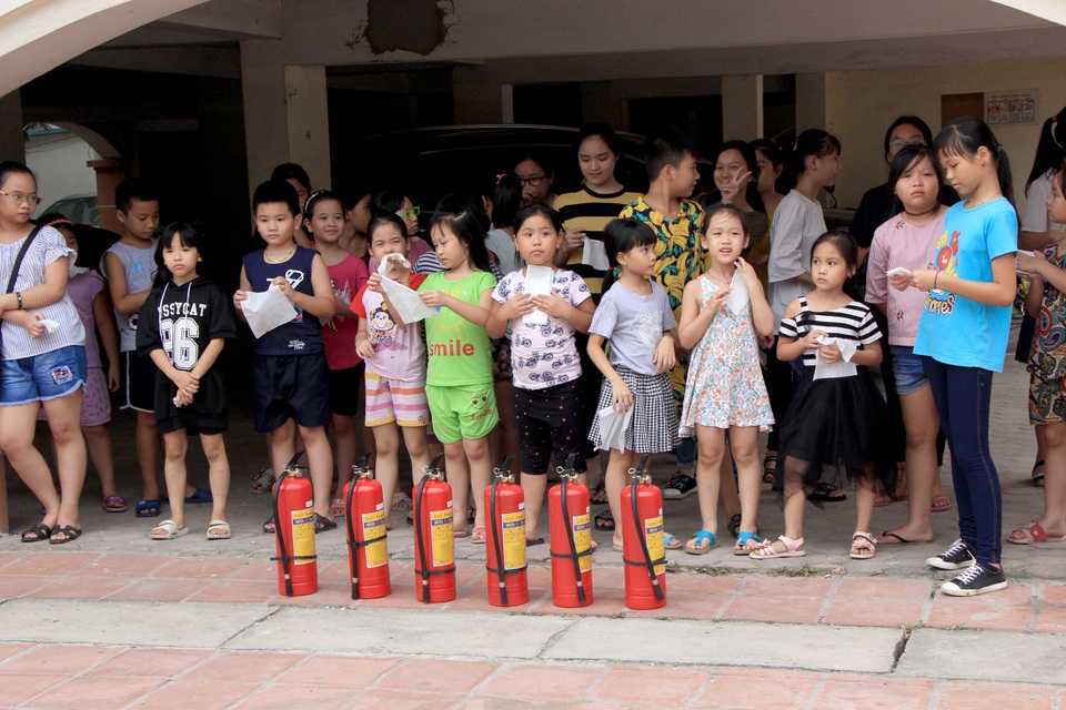 Hà Nội: Hơn 100 em nhỏ được tập huấn kỹ năng phòng cháy chữa cháy - 5 Hà Nội: Hơn 100 em nhỏ được tập huấn kỹ năng phòng cháy chữa cháy - 5