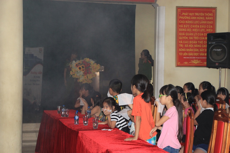 Hà Nội: Hơn 100 em nhỏ được tập huấn kỹ năng phòng cháy chữa cháy - 2 Hà Nội: Hơn 100 em nhỏ được tập huấn kỹ năng phòng cháy chữa cháy - 2