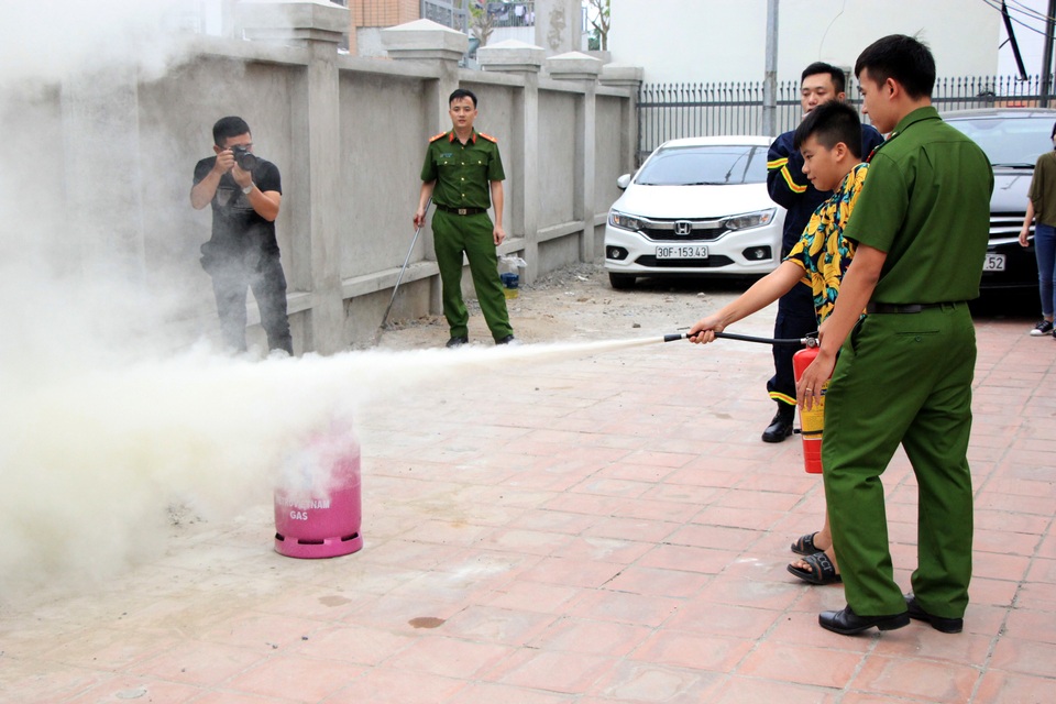 Hà Nội: Hơn 100 em nhỏ được tập huấn kỹ năng phòng cháy chữa cháy - 11 Hà Nội: Hơn 100 em nhỏ được tập huấn kỹ năng phòng cháy chữa cháy - 11