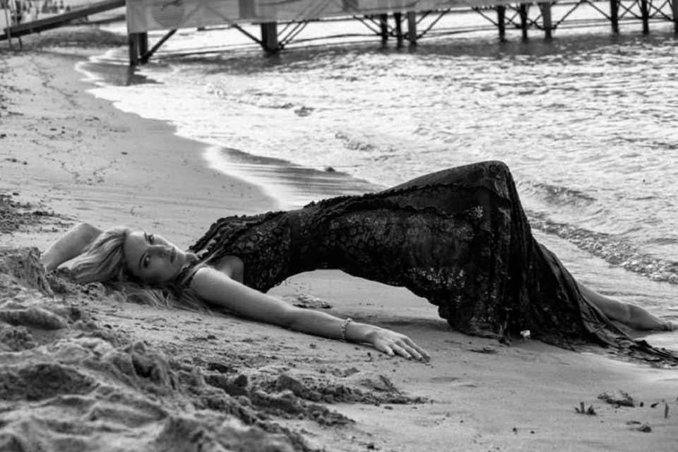 Martha Hunt thon thả và quyến rũ trong bộ ảnh mới - 10