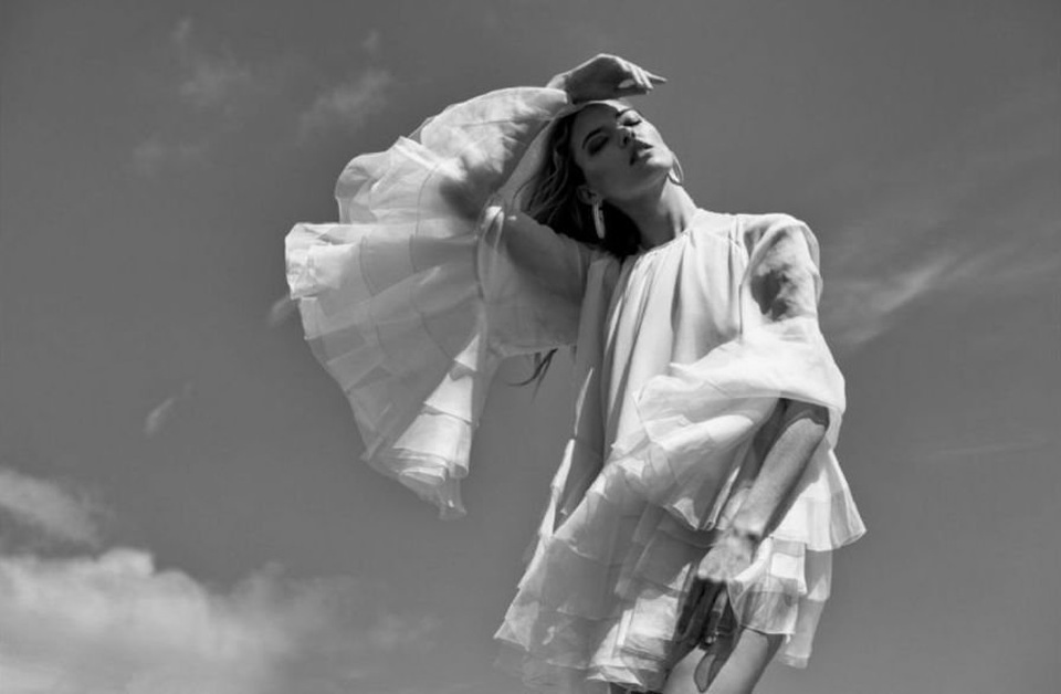 Martha Hunt thon thả và quyến rũ trong bộ ảnh mới - 2