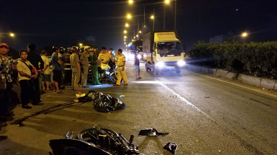 Chạy vào làn ô tô trên cầu vượt, nam thanh niên tông xe container tử vong - 2 Chạy vào làn ô tô trên cầu vượt, nam thanh niên tông xe container tử vong - 2