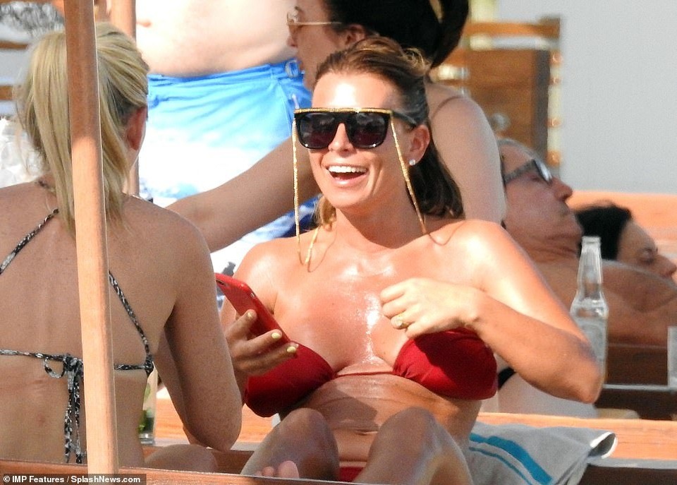 Bà mẹ bốn con Coleen Rooney diện bikini gợi cảm - 4 Bà mẹ bốn con Coleen Rooney diện bikini gợi cảm - 4