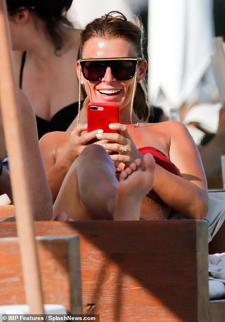 Bà mẹ bốn con Coleen Rooney diện bikini gợi cảm - 8 Bà mẹ bốn con Coleen Rooney diện bikini gợi cảm - 8