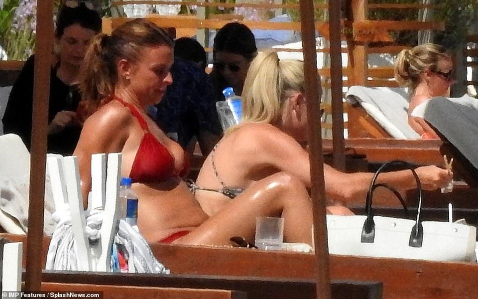 Bà mẹ bốn con Coleen Rooney diện bikini gợi cảm - 1 Bà mẹ bốn con Coleen Rooney diện bikini gợi cảm - 1