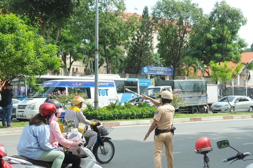 Người vi phạm vui vẻ ký biên bản, ủng hộ đợt tổng kiểm tra của Công an TPHCM - 3 Người vi phạm vui vẻ ký biên bản, ủng hộ đợt tổng kiểm tra của Công an TPHCM - 3