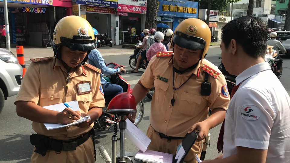 Người vi phạm vui vẻ ký biên bản, ủng hộ đợt tổng kiểm tra của Công an TPHCM - 8 Người vi phạm vui vẻ ký biên bản, ủng hộ đợt tổng kiểm tra của Công an TPHCM - 8
