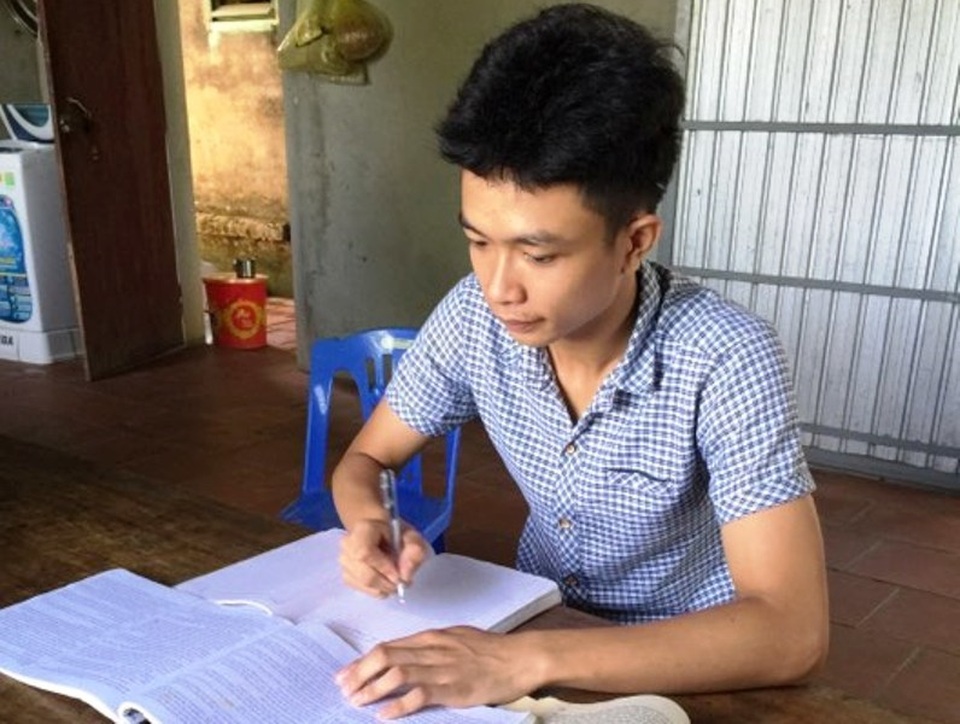 Nam sinh mồ côi xứ Thanh giành điểm 10 môn Lịch sử - 2 Nam sinh mồ côi xứ Thanh giành điểm 10 môn Lịch sử - 2