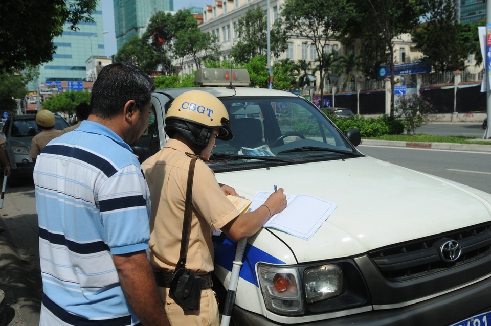 Người vi phạm vui vẻ ký biên bản, ủng hộ đợt tổng kiểm tra của Công an TPHCM - 7 Người vi phạm vui vẻ ký biên bản, ủng hộ đợt tổng kiểm tra của Công an TPHCM - 7