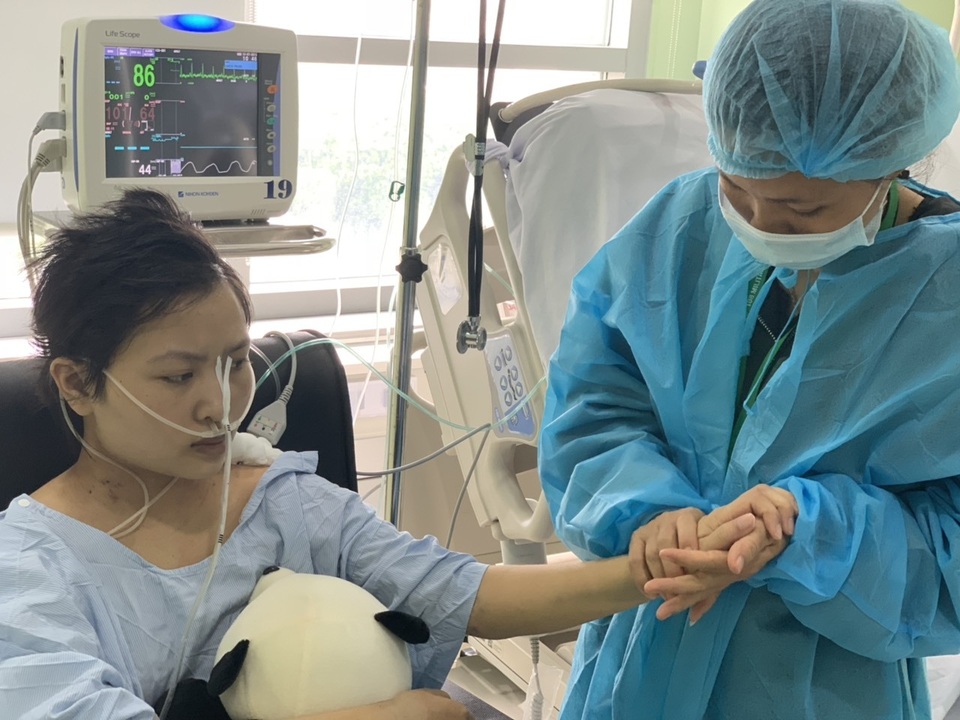 Xót xa cảnh mẹ nghèo mong hiến tính mạng để cứu con gái nhập viện bất thường - 5 Xót xa cảnh mẹ nghèo mong hiến tính mạng để cứu con gái nhập viện bất thường - 5