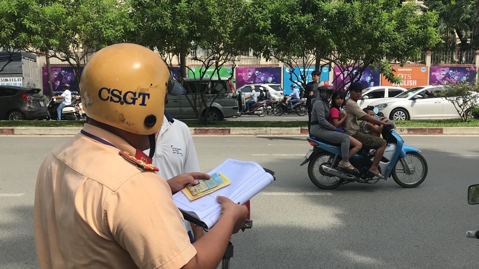 Người vi phạm vui vẻ ký biên bản, ủng hộ đợt tổng kiểm tra của Công an TPHCM - 6 Người vi phạm vui vẻ ký biên bản, ủng hộ đợt tổng kiểm tra của Công an TPHCM - 6