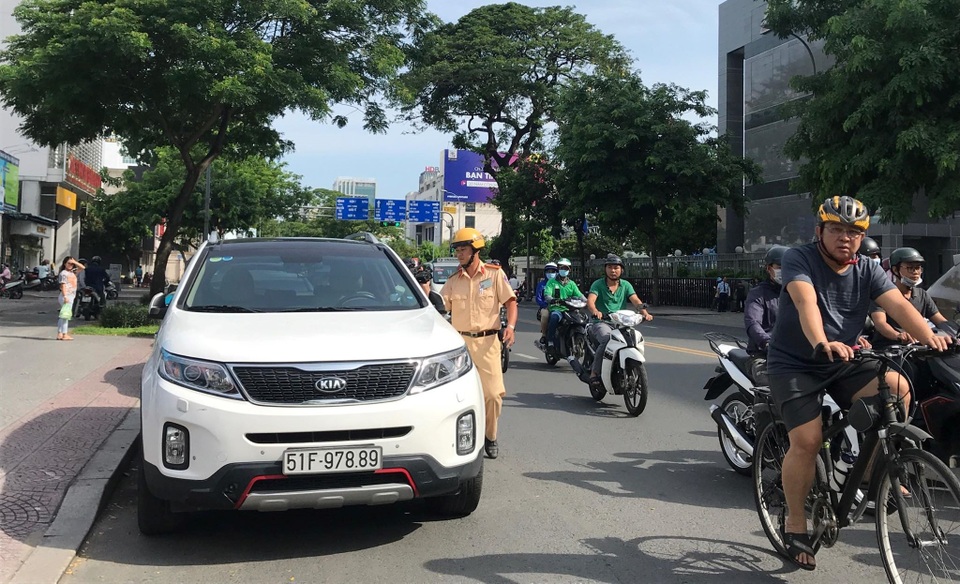 Người vi phạm vui vẻ ký biên bản, ủng hộ đợt tổng kiểm tra của Công an TPHCM - 5 Người vi phạm vui vẻ ký biên bản, ủng hộ đợt tổng kiểm tra của Công an TPHCM - 5