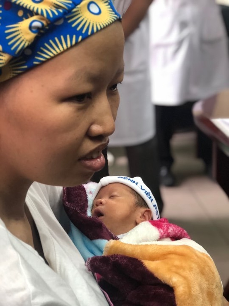 Bé Bình An và mẹ ung thư giai đoạn cuối được ra viện - 1 Bé Bình An và mẹ ung thư giai đoạn cuối được ra viện - 1