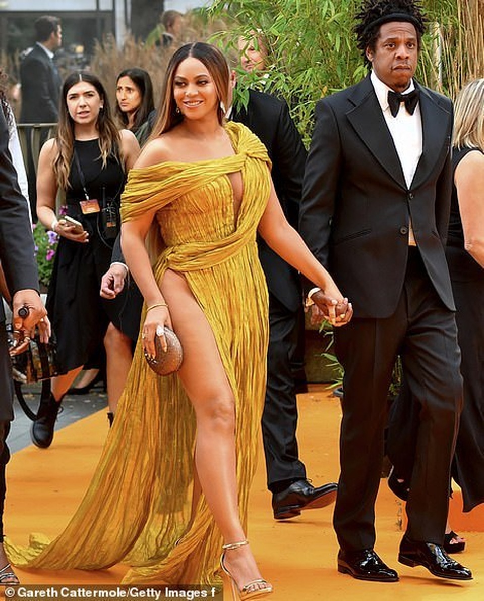 Beyonce diện váy xẻ táo bạo - 3 Beyonce diện váy xẻ táo bạo - 3