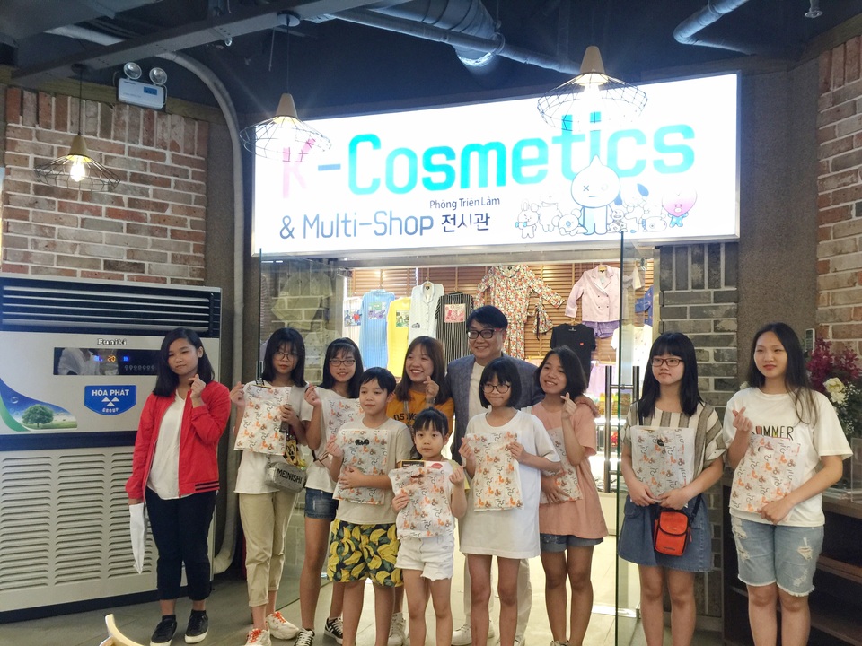 Fan Việt hào hứng chiêm ngưỡng phòng trưng bày nhóm BTS đầu tiên tại Việt Nam - 1 Fan Việt hào hứng chiêm ngưỡng phòng trưng bày nhóm BTS đầu tiên tại Việt Nam - 1
