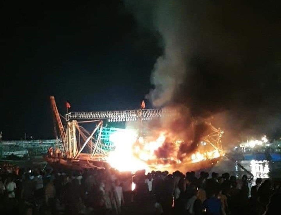 Tàu cá bất ngờ bốc cháy trong đêm - 1 Tàu cá bất ngờ bốc cháy trong đêm - 1