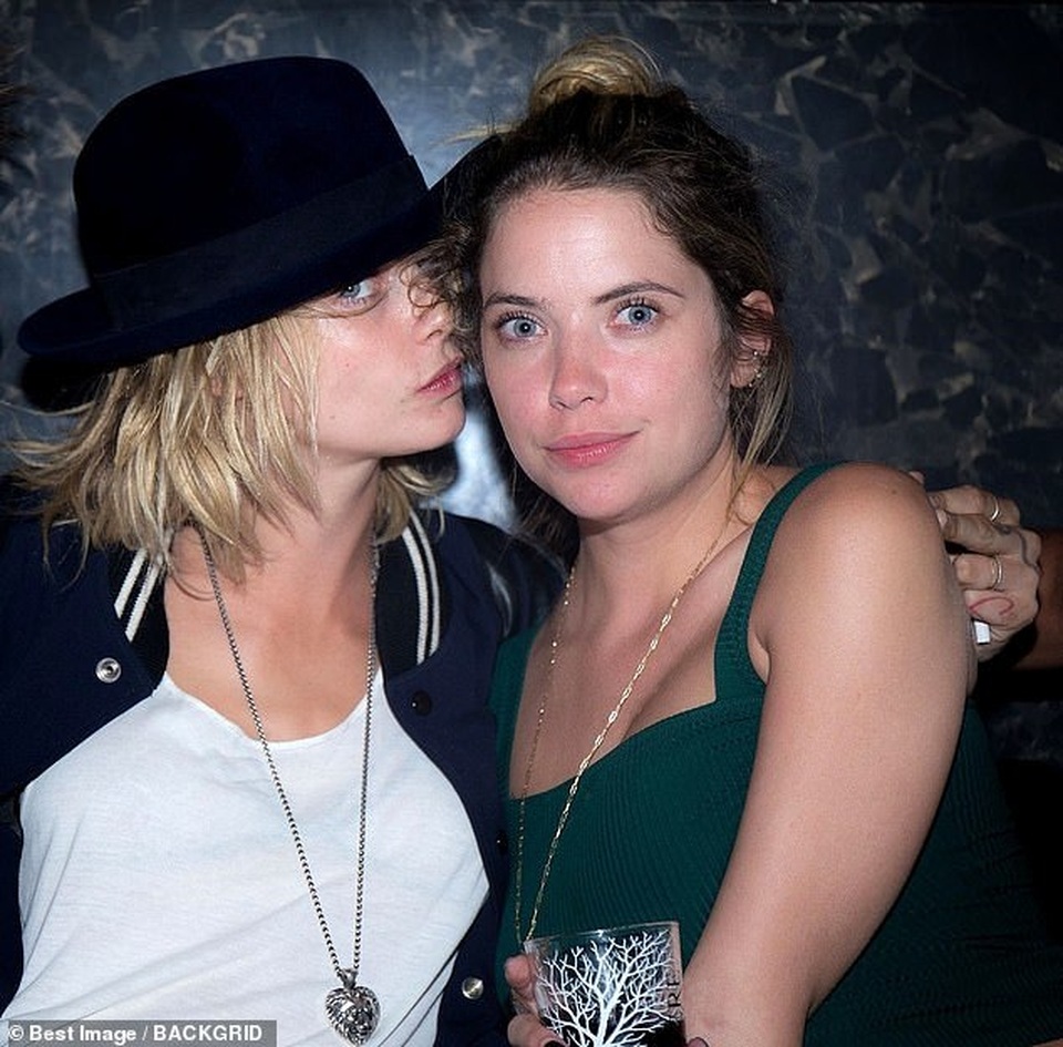 Cara Delevingne say đắm hôn bạn gái đồng tính - 3