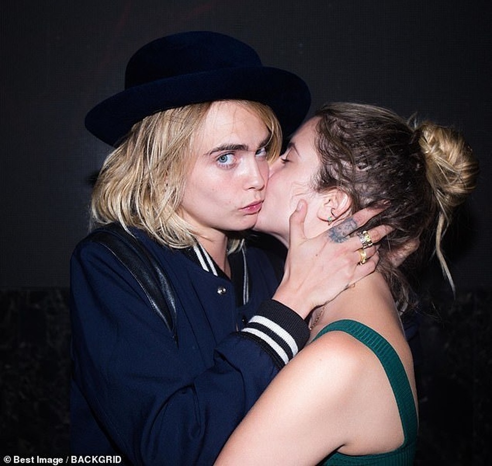 Cara Delevingne say đắm hôn bạn gái đồng tính - 5