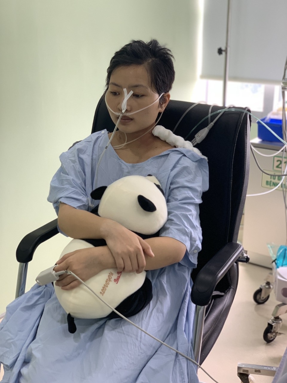 Xót xa cảnh mẹ nghèo mong hiến tính mạng để cứu con gái nhập viện bất thường - 4 Xót xa cảnh mẹ nghèo mong hiến tính mạng để cứu con gái nhập viện bất thường - 4