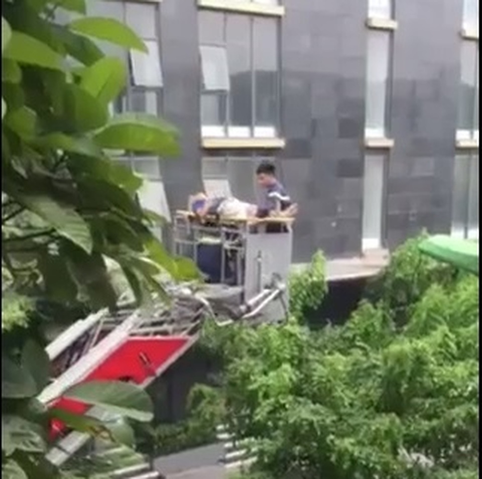 Hà Nội: Điều xe thang giải cứu người đàn ông ngã xuống tầng 2 nhà chung cư - 1 Hà Nội: Điều xe thang giải cứu người đàn ông ngã xuống tầng 2 nhà chung cư - 1