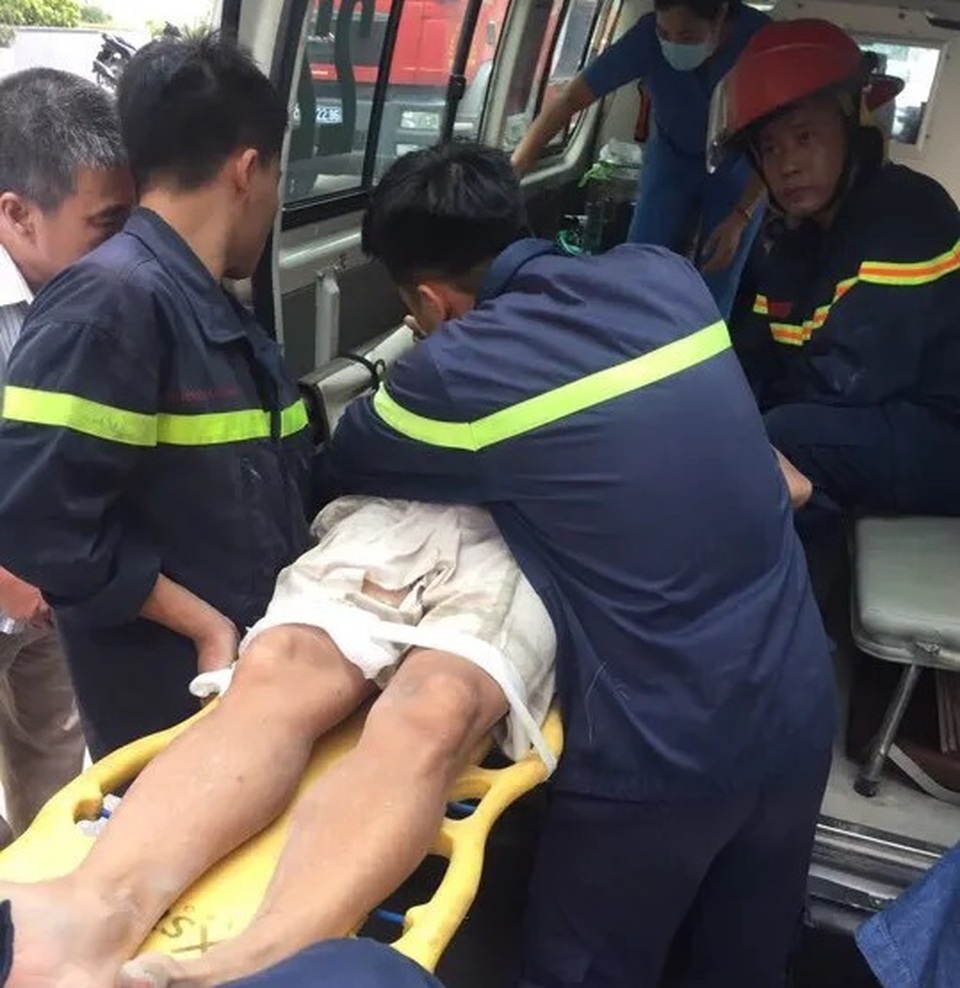 Hà Nội: Điều xe thang giải cứu người đàn ông ngã xuống tầng 2 nhà chung cư - 2 Hà Nội: Điều xe thang giải cứu người đàn ông ngã xuống tầng 2 nhà chung cư - 2