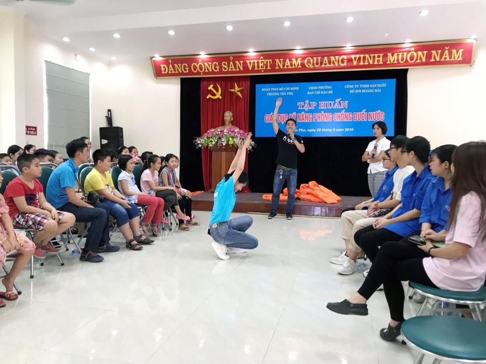 Giáo dục kỹ năng chống đuối nước miễn phí cho trẻ phường Yên Phụ - 4 Giáo dục kỹ năng chống đuối nước miễn phí cho trẻ phường Yên Phụ - 4