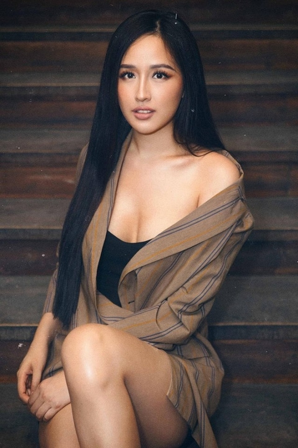 Mai Phương Thúy “khoe” ảnh hở bạo sau khi phủ nhận chuyện kết hôn - 5 Mai Phương Thúy “khoe” ảnh hở bạo sau khi phủ nhận chuyện kết hôn - 5
