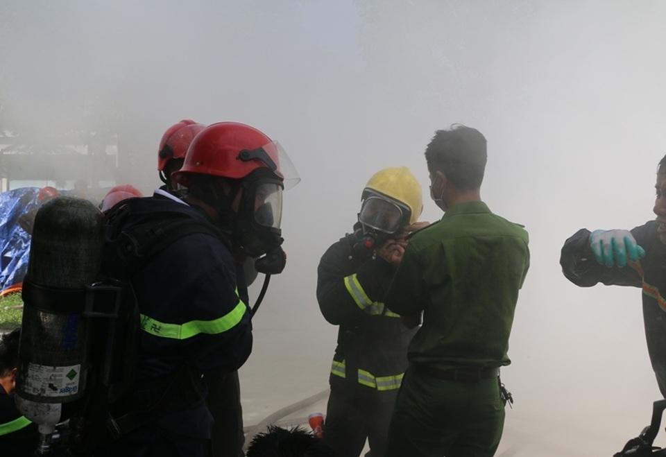 Kho hàng công ty giày bốc cháy, hàng trăm công nhân hoảng loạn - 3 Kho hàng công ty giày bốc cháy, hàng trăm công nhân hoảng loạn - 3