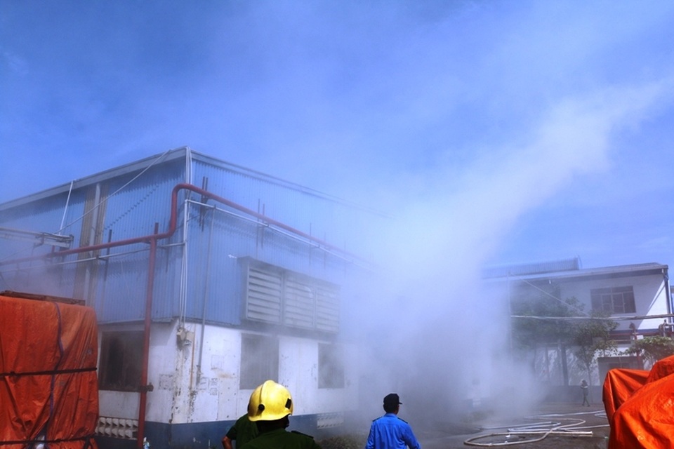 Kho hàng công ty giày bốc cháy, hàng trăm công nhân hoảng loạn - 1 Kho hàng công ty giày bốc cháy, hàng trăm công nhân hoảng loạn - 1