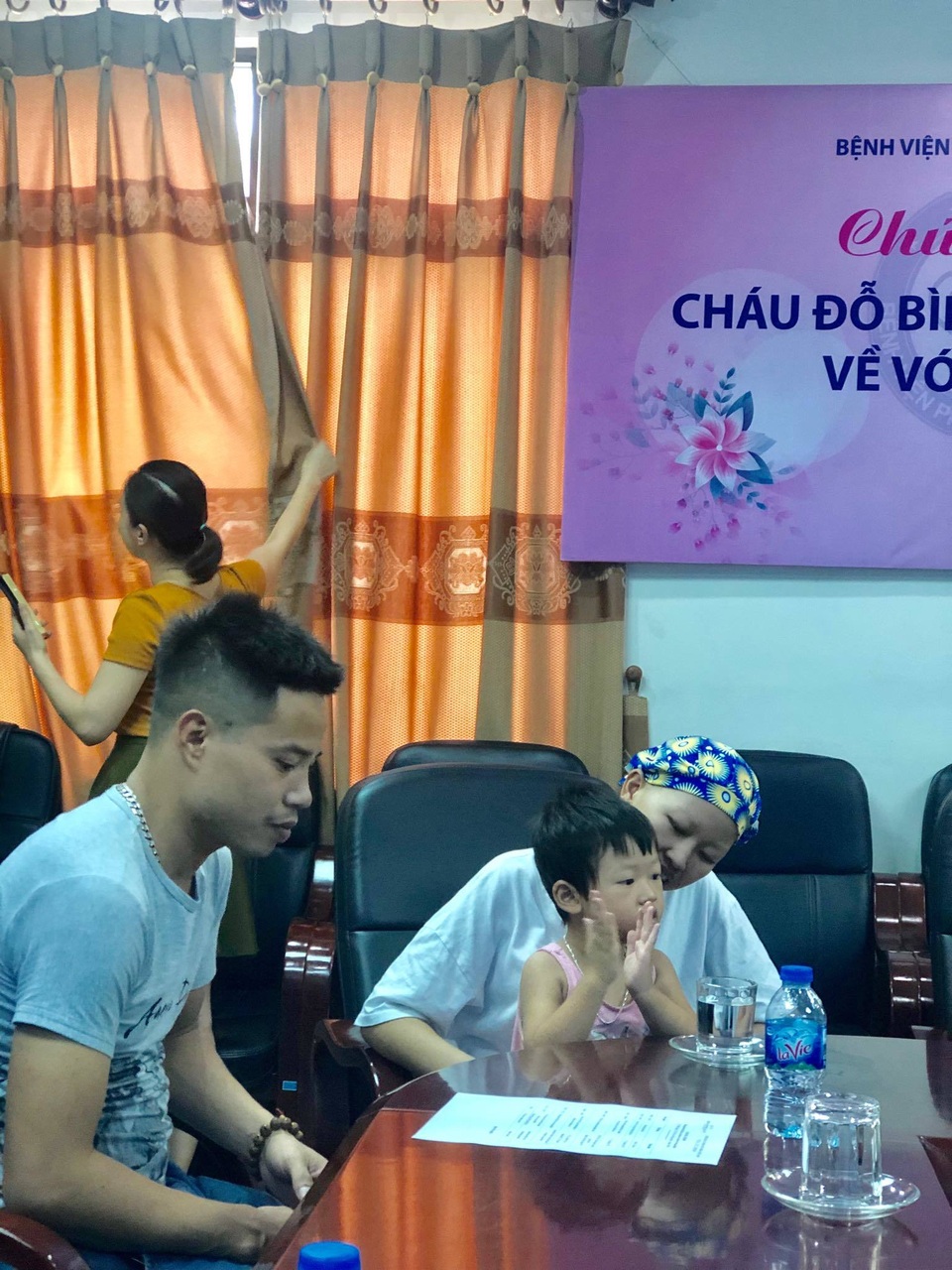Bé Bình An và mẹ ung thư giai đoạn cuối được ra viện - 7 Bé Bình An và mẹ ung thư giai đoạn cuối được ra viện - 7