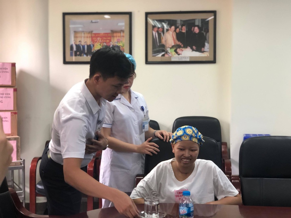 Bé Bình An và mẹ ung thư giai đoạn cuối được ra viện - 6 Bé Bình An và mẹ ung thư giai đoạn cuối được ra viện - 6