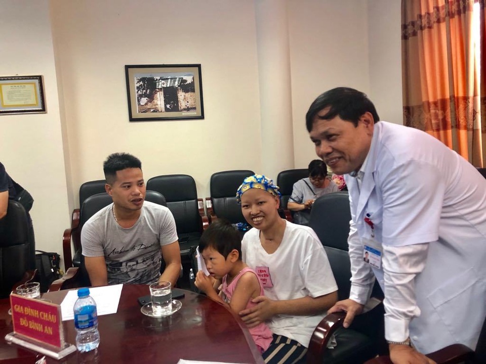 Bé Bình An và mẹ ung thư giai đoạn cuối được ra viện - 10 Bé Bình An và mẹ ung thư giai đoạn cuối được ra viện - 10