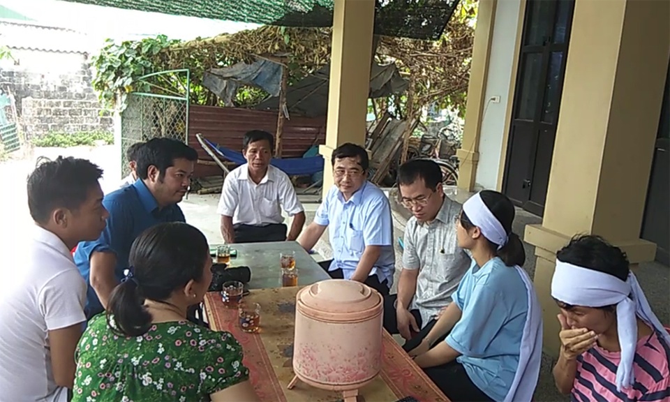 Nữ sinh bỏ thi tốt nghiệp chịu tang cha xúc động được nhiều trường đại học tiếp nhận - 2 Nữ sinh bỏ thi tốt nghiệp chịu tang cha xúc động được nhiều trường đại học tiếp nhận - 2
