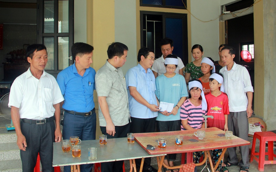 Nữ sinh bỏ thi tốt nghiệp chịu tang cha xúc động được nhiều trường đại học tiếp nhận - 3 Nữ sinh bỏ thi tốt nghiệp chịu tang cha xúc động được nhiều trường đại học tiếp nhận - 3