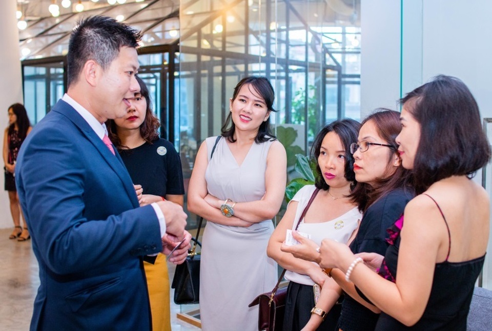 Chúng tôi tự tin cạnh tranh giá với hàng xách tay - 4 Chúng tôi tự tin cạnh tranh giá với hàng xách tay - 4