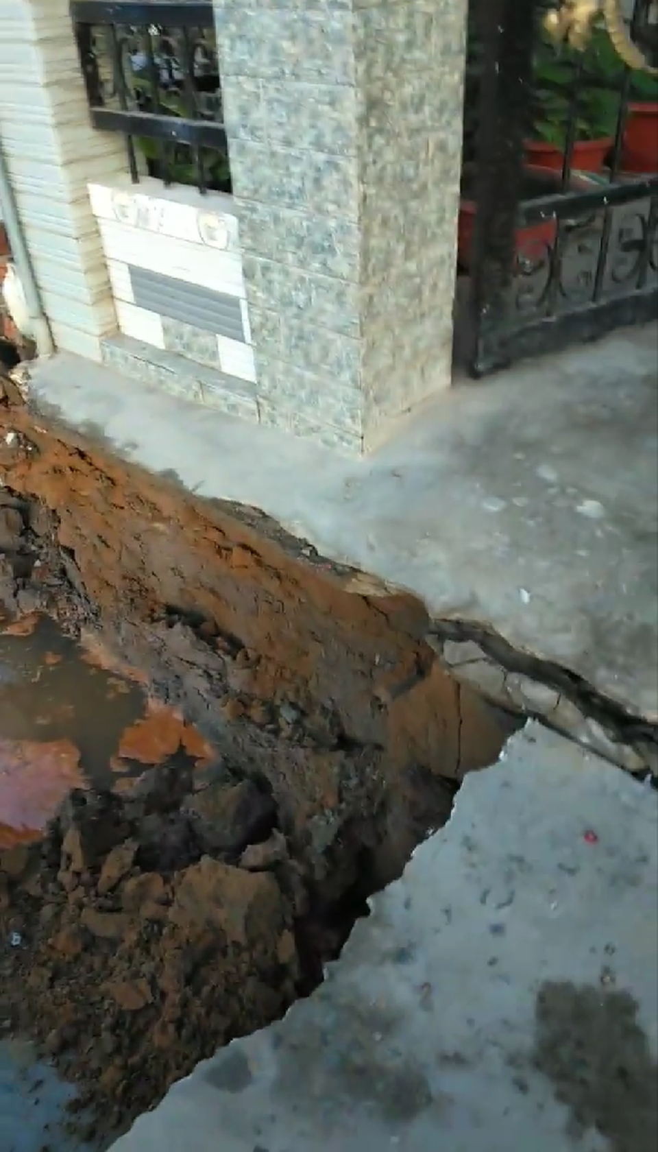 “Hà bá” nuốt trọn 5 căn nhà, 7 căn khác chực chờ rơi xuống sông - 4 “Hà bá” nuốt trọn 5 căn nhà, 7 căn khác chực chờ rơi xuống sông - 4