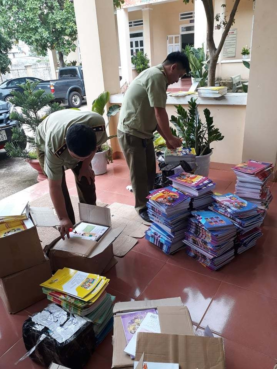 Bắt giữ hàng nghìn quyển sách giáo khoa bị dán tem giả - 1