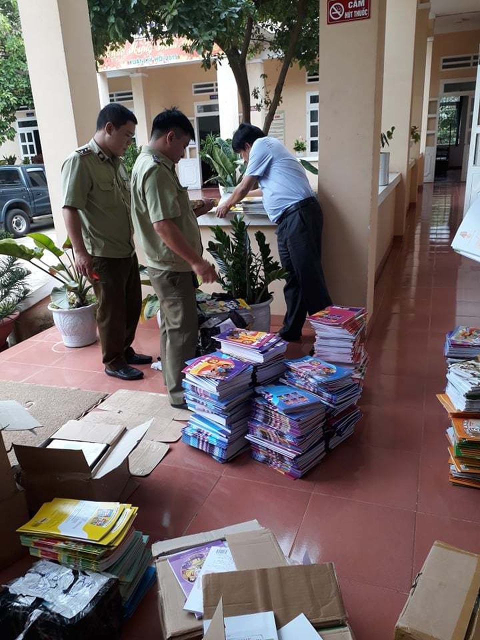 Bắt giữ hàng nghìn quyển sách giáo khoa bị dán tem giả - 2