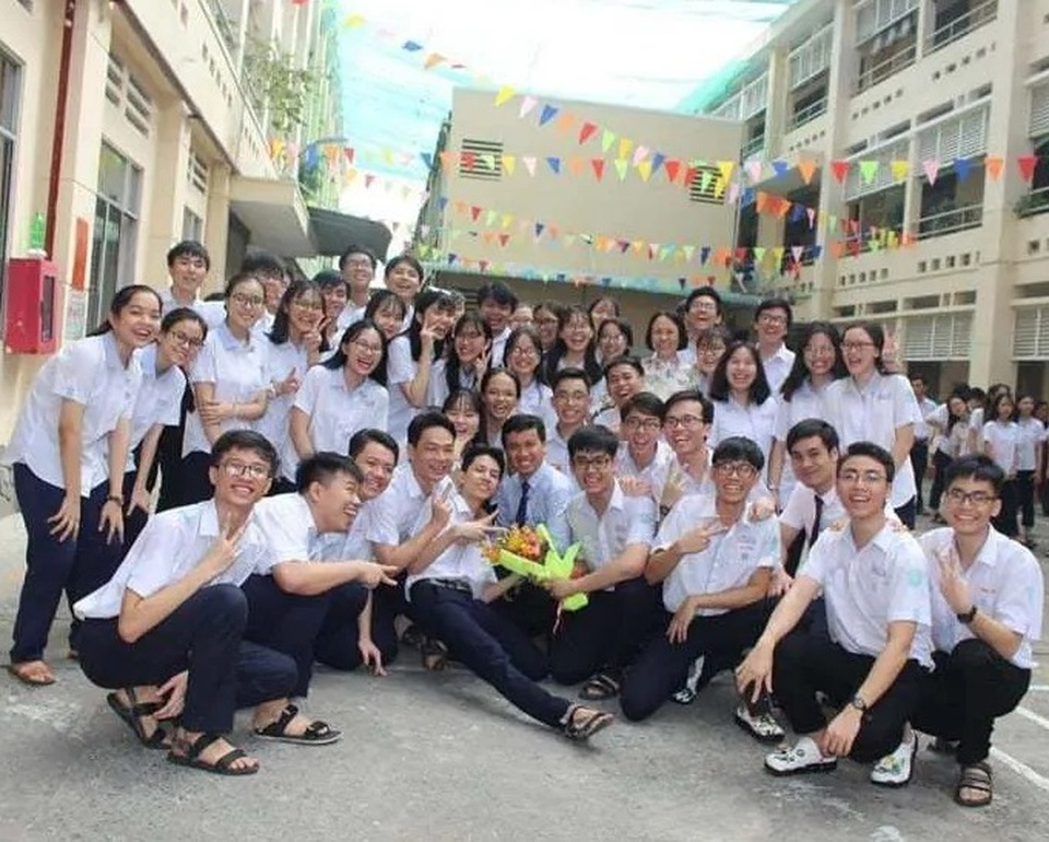 Lớp 49 học sinh, 22 em có điểm xét tuyển ĐH trên 27-28, điểm thấp nhất là 23 - 1 Lớp 49 học sinh, 22 em có điểm xét tuyển ĐH trên 27-28, điểm thấp nhất là 23 - 1