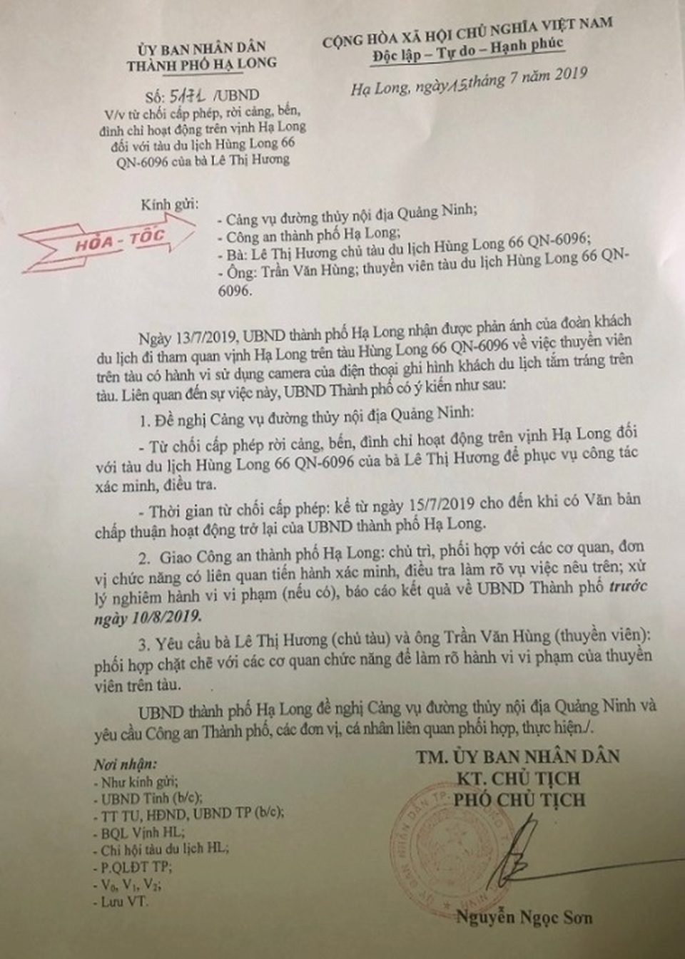 Thuyền viên quay lén du khách tắm tráng, tàu du lịch Hạ Long bị đình chỉ hoạt động - 2 Thuyền viên quay lén du khách tắm tráng, tàu du lịch Hạ Long bị đình chỉ hoạt động - 2