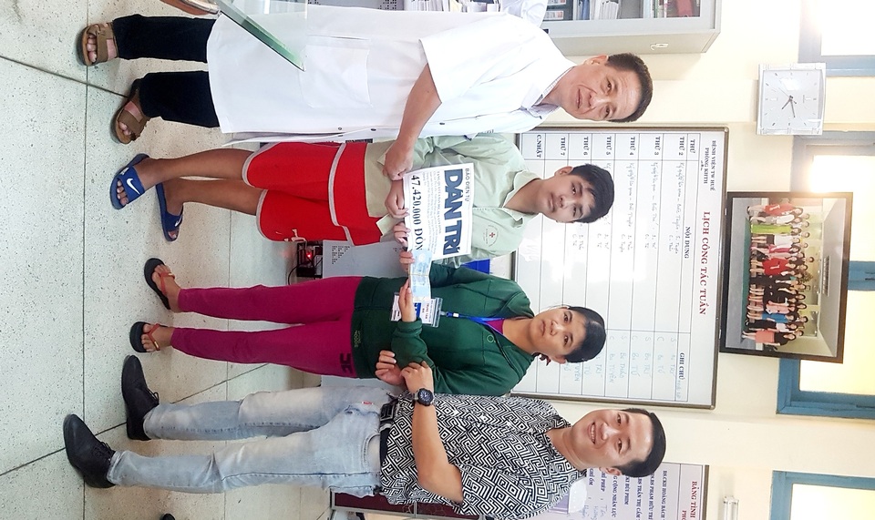 Bạn đọc Dân trí giúp người phụ nữ nghèo đan nón chữa bệnh cho con hơn 47 triệu đồng - 1