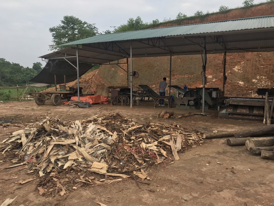 Hệ luỵ xưởng bóc mọc như nấm sau mưa: Chặn cầu tranh nhau từng xe gỗ - 1 Hệ luỵ xưởng bóc mọc như nấm sau mưa: Chặn cầu tranh nhau từng xe gỗ - 1