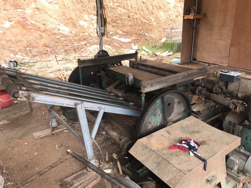 Hệ luỵ xưởng bóc mọc như nấm sau mưa: Chặn cầu tranh nhau từng xe gỗ - 2 Hệ luỵ xưởng bóc mọc như nấm sau mưa: Chặn cầu tranh nhau từng xe gỗ - 2
