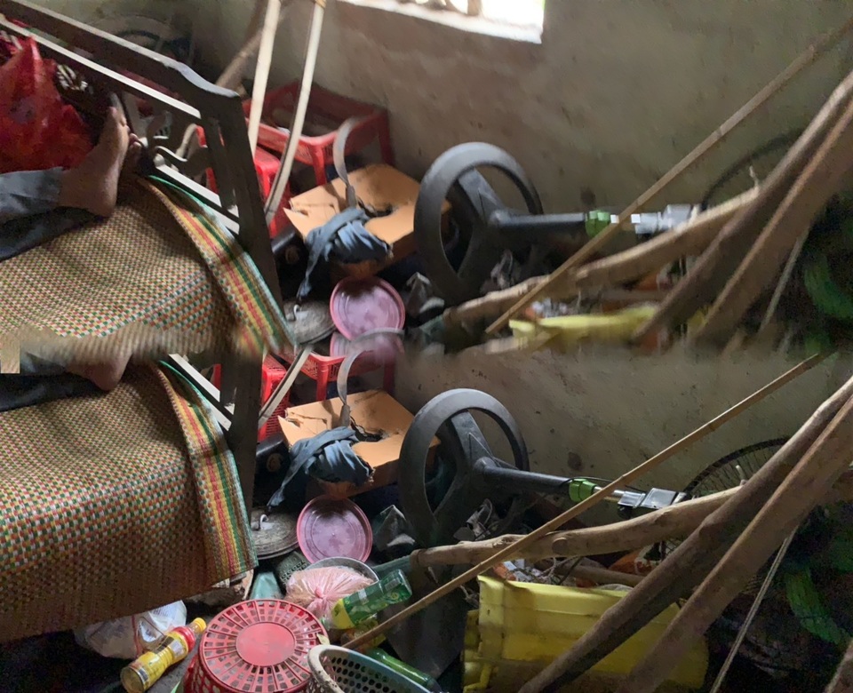 Xót thương cậu bé 6 tuổi cùng ông bà sống nơm nớp trong căn nhà dột nát - 2 Xót thương cậu bé 6 tuổi cùng ông bà sống nơm nớp trong căn nhà dột nát - 2